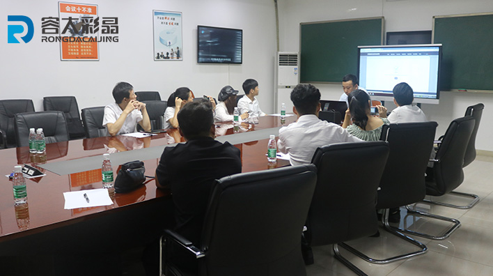 Rongda Colour Crystal Technology Director trains customer team on the software and hardware usage of multi-media touch-in-one machine！