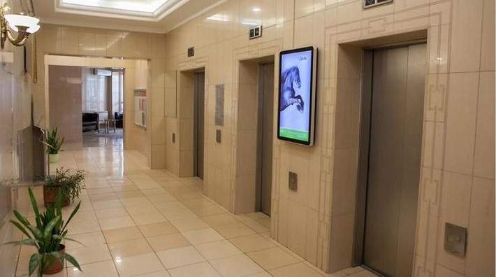 容大彩晶廣告機廠家細(xì)說液晶樓宇廣告機功能特點